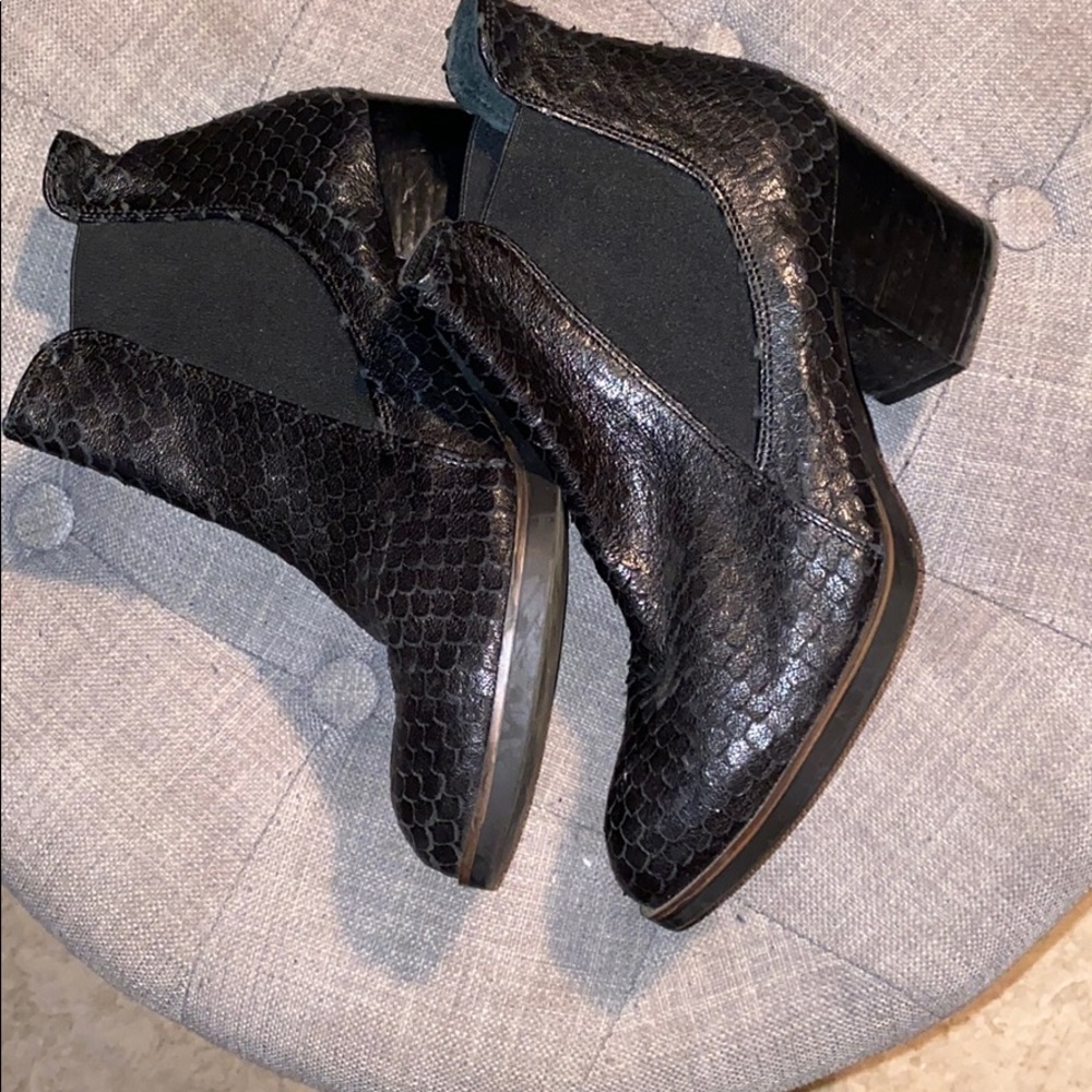 BOOTS - Picture 3 of 5